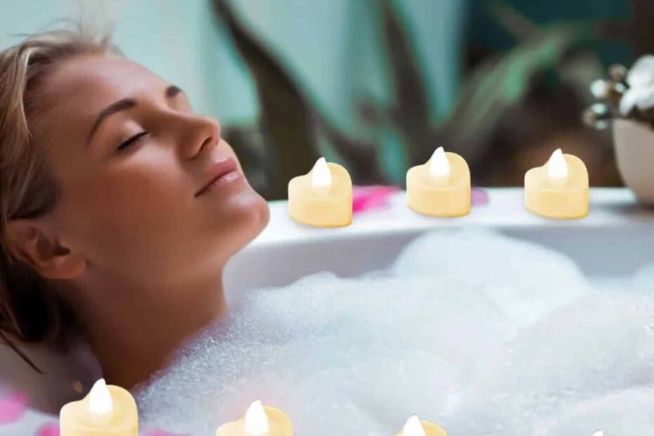 Personne se relaxant dans un bain moussant, les yeux fermés, entourée de bougies allumées et de pétales de fleurs roses.